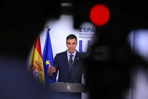 La Comisión Europea ignora a Sánchez y aplaza el fin del motor de combustión