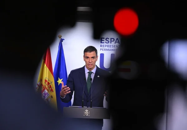 La Comisión Europea ignora a Sánchez y aplaza el fin del motor de combustión