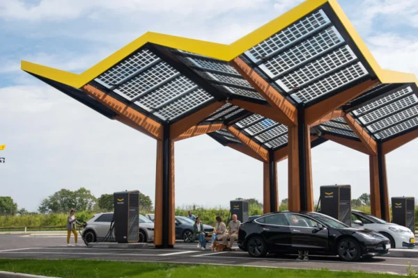 Puente impulsa un plan de choque para instalar 44 estaciones de carga ultrarrápida y reducir el déficit estructural de la red eléctrica en carretera