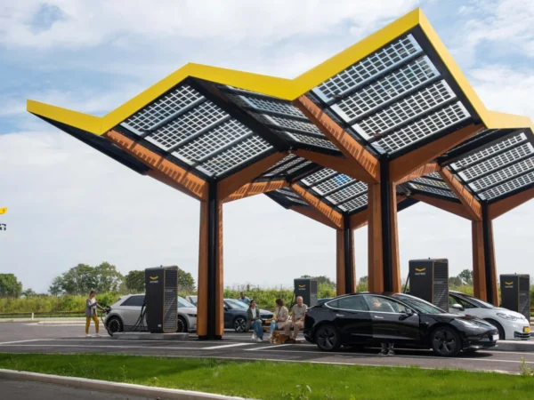 Puente impulsa un plan de choque para instalar 44 estaciones de carga ultrarrápida y reducir el déficit estructural de la red eléctrica en carretera