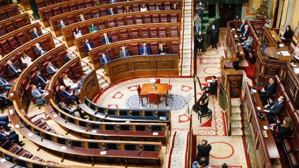 Golpe a la compra de coches eléctricos: el Congreso elimina la deducción del 15 % en el IRPF y deja a los compradores sin ayudas