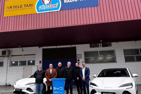 La Asociación Española del Automóvil Ecológico (AEAE) impulsa en Valencia la movilidad eléctrica del taxi con la presentación de vehículos ECO de BYD Quadis Dream
