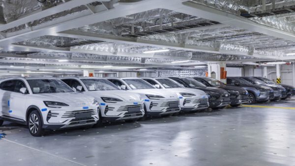 China dispara sus exportaciones de automóviles: 670.000 unidades en dos meses, impulsadas por eléctricos e híbridos