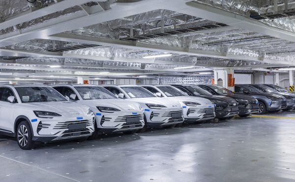 China dispara sus exportaciones de automóviles: 670.000 unidades en dos meses, impulsadas por eléctricos e híbridos