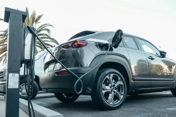 Prórroga en 2026: vuelve la deducción en el IRPF por comprar coches eléctricos e híbridos enchufables