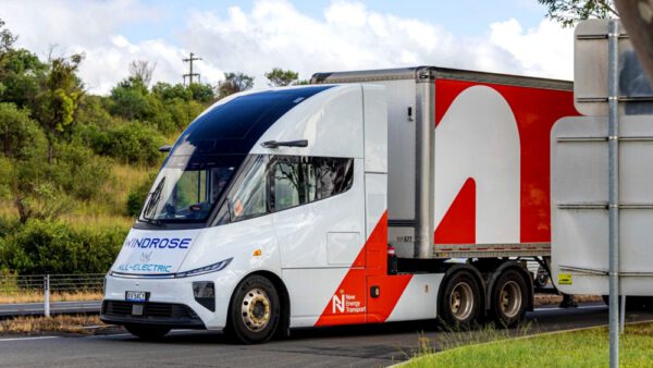 China desafía a Tesla con un camión eléctrico de 700 km y carga en solo 38 minutos