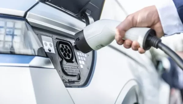 Bruselas presiona para eliminar la tarifa regulada y amenaza con encarecer la recarga del coche eléctrico
