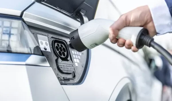 Bruselas presiona para eliminar la tarifa regulada y amenaza con encarecer la recarga del coche eléctrico
