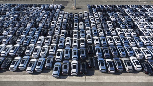 China acelera su ofensiva global: casi un millón de coches exportados en un mes, con el eléctrico como protagonista
