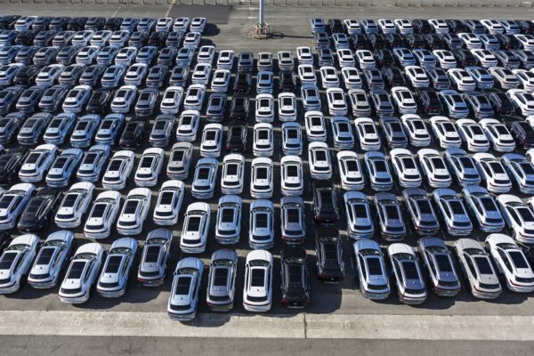 China acelera su ofensiva global: casi un millón de coches exportados en un mes, con el eléctrico como protagonista