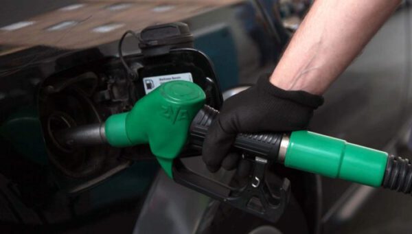 El Gobierno inicia la retirada progresiva de las ayudas al combustible y anticipa subidas en carburantes