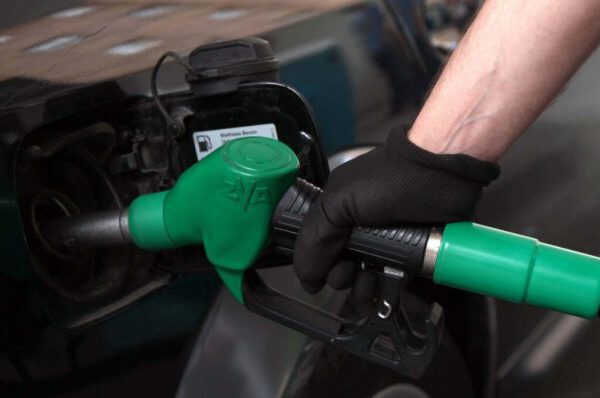 El Gobierno inicia la retirada progresiva de las ayudas al combustible y anticipa subidas en carburantes