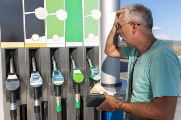 El fin de las ayudas a los carburantes amenaza con un fuerte golpe al bolsillo de los conductores