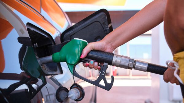 La subida del IVA a los carburantes eleva los precios pese a las ayudas temporales