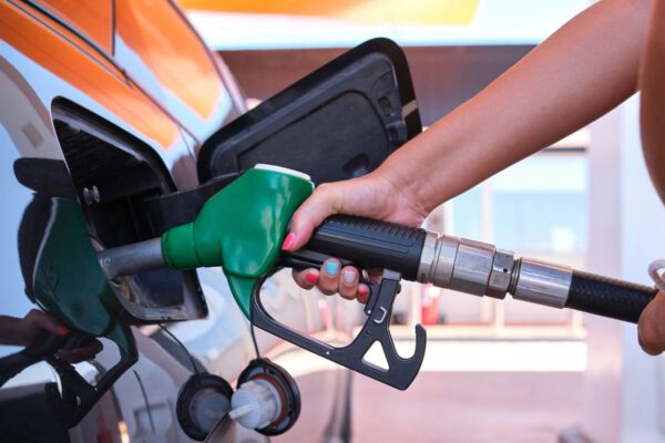 La subida del IVA a los carburantes eleva los precios pese a las ayudas temporales