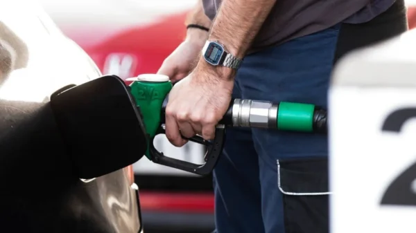 La gasolina repunta en agosto tras el recorte de ayudas fiscales y marca máximos desde marzo
