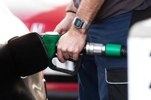 La gasolina repunta en agosto tras el recorte de ayudas fiscales y marca máximos desde marzo