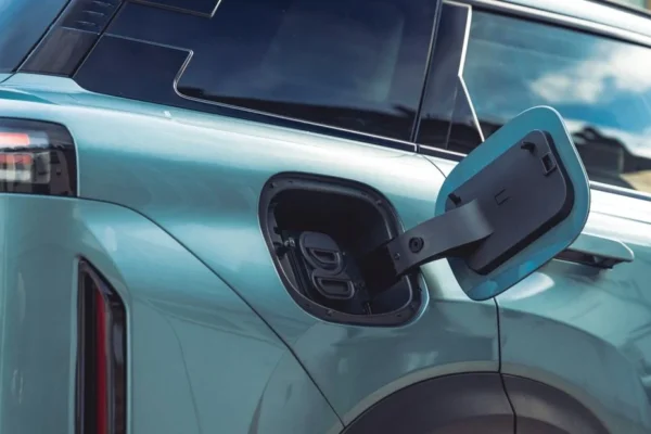 España avanza hacia las 300.000 matriculaciones de eléctricos e híbridos enchufables en 2026